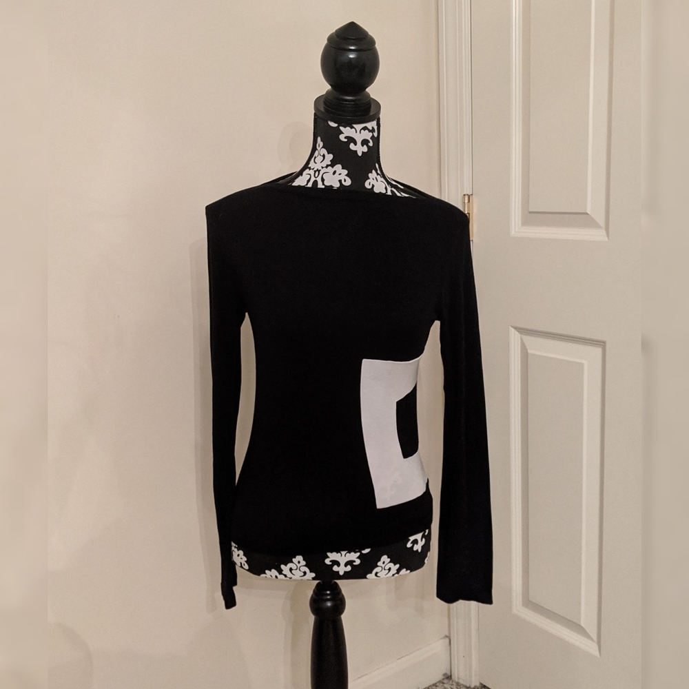 5/$25 Black and white geometric long sleeve top